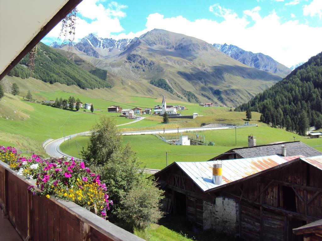 Haus Fliri Hotel Curon Venosta Exterior photo