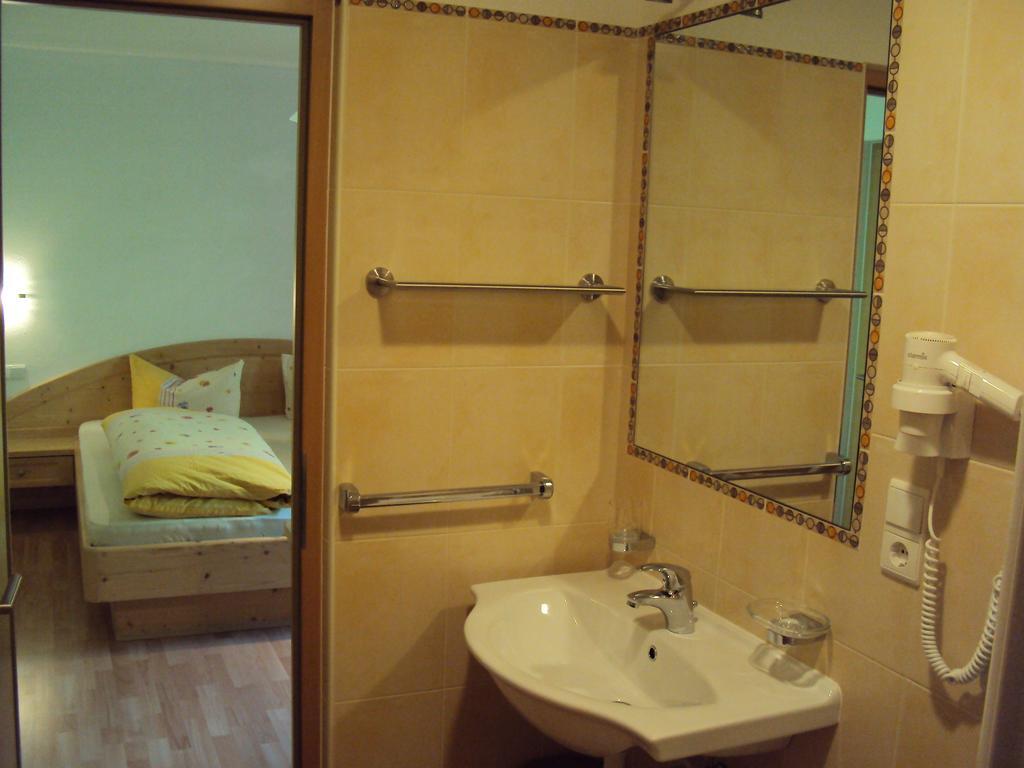 Haus Fliri Hotel Curon Venosta Room photo